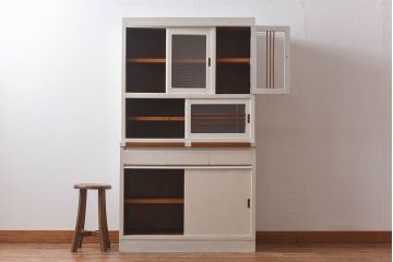 レトロ家具　昭和レトロ　引き出せる作業台付き　柔らかな雰囲気漂うアンティークペイントの食器棚(カップボード、収納棚)