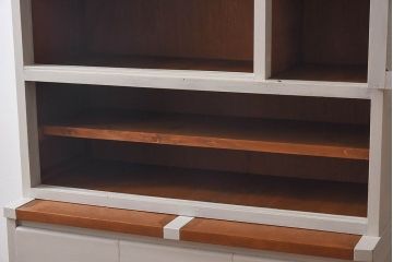 レトロ家具　昭和レトロ　引き出せる作業台付き　柔らかな雰囲気漂うアンティークペイントの食器棚(カップボード、収納棚)