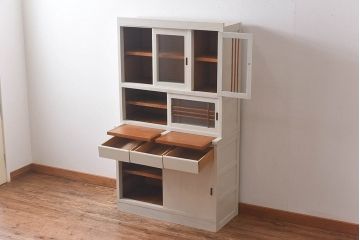 レトロ家具　昭和レトロ　引き出せる作業台付き　柔らかな雰囲気漂うアンティークペイントの食器棚(カップボード、収納棚)