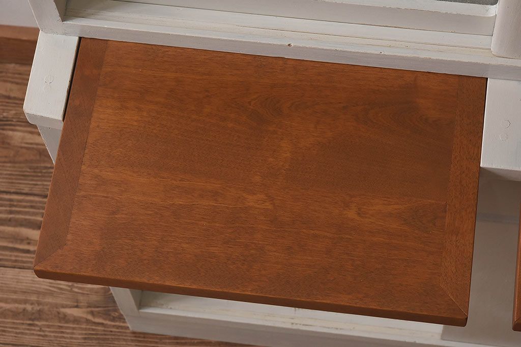 レトロ家具　昭和レトロ　引き出せる作業台付き　柔らかな雰囲気漂うアンティークペイントの食器棚(カップボード、収納棚)