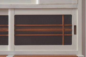 レトロ家具　昭和レトロ　引き出せる作業台付き　柔らかな雰囲気漂うアンティークペイントの食器棚(カップボード、収納棚)