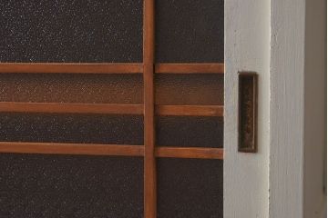 レトロ家具　昭和レトロ　引き出せる作業台付き　柔らかな雰囲気漂うアンティークペイントの食器棚(カップボード、収納棚)