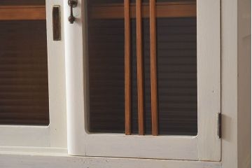 レトロ家具　昭和レトロ　引き出せる作業台付き　柔らかな雰囲気漂うアンティークペイントの食器棚(カップボード、収納棚)