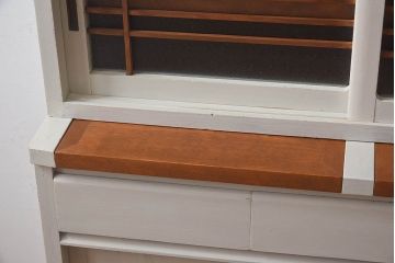 レトロ家具　昭和レトロ　引き出せる作業台付き　柔らかな雰囲気漂うアンティークペイントの食器棚(カップボード、収納棚)