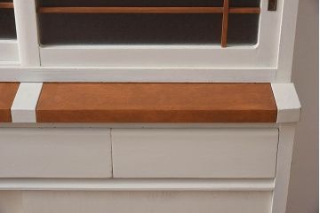 レトロ家具　昭和レトロ　引き出せる作業台付き　柔らかな雰囲気漂うアンティークペイントの食器棚(カップボード、収納棚)