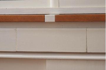 レトロ家具　昭和レトロ　引き出せる作業台付き　柔らかな雰囲気漂うアンティークペイントの食器棚(カップボード、収納棚)