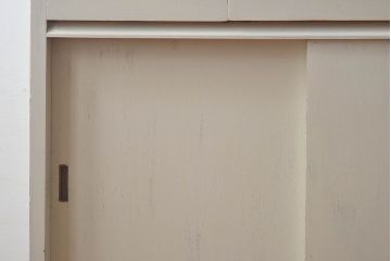 レトロ家具　昭和レトロ　引き出せる作業台付き　柔らかな雰囲気漂うアンティークペイントの食器棚(カップボード、収納棚)