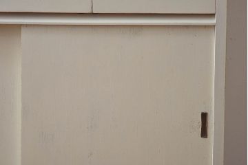 レトロ家具　昭和レトロ　引き出せる作業台付き　柔らかな雰囲気漂うアンティークペイントの食器棚(カップボード、収納棚)