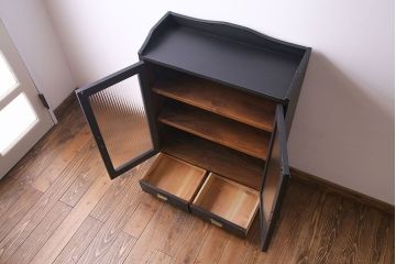 ペイント家具　レトロシックなモールガラス入りブックケース(本箱、キャビネット、収納棚、戸棚)