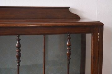 【I様ご成約品】ビンテージ　猫脚付き　上品な雰囲気漂うガラスケース(飾り棚、陳列棚、ショーケース)