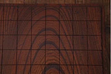 アンティーク雑貨　和製アンティーク　極厚!はっきりとした木目が印象的な総ケヤキ材の将棋盤(飾り台)