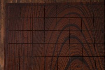 アンティーク雑貨　和製アンティーク　極厚!はっきりとした木目が印象的な総ケヤキ材の将棋盤(飾り台)