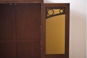 アンティーク家具　大正ロマン　当時物色ガラス　モダンな扉のデザインが目を惹く本箱(収納棚、キャビネット)