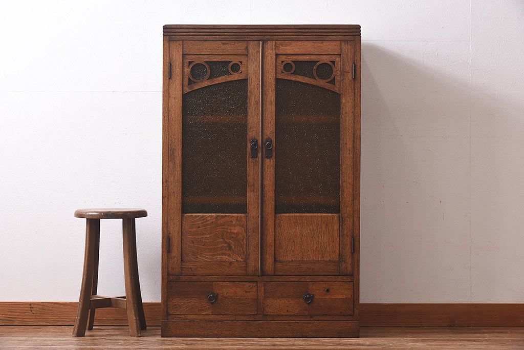 アンティーク家具　大正ロマン　当時物色ガラス　モダンな扉のデザインが目を惹く本箱(収納棚、キャビネット)