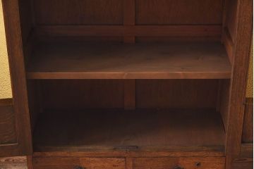 アンティーク家具　大正ロマン　当時物色ガラス　モダンな扉のデザインが目を惹く本箱(収納棚、キャビネット)