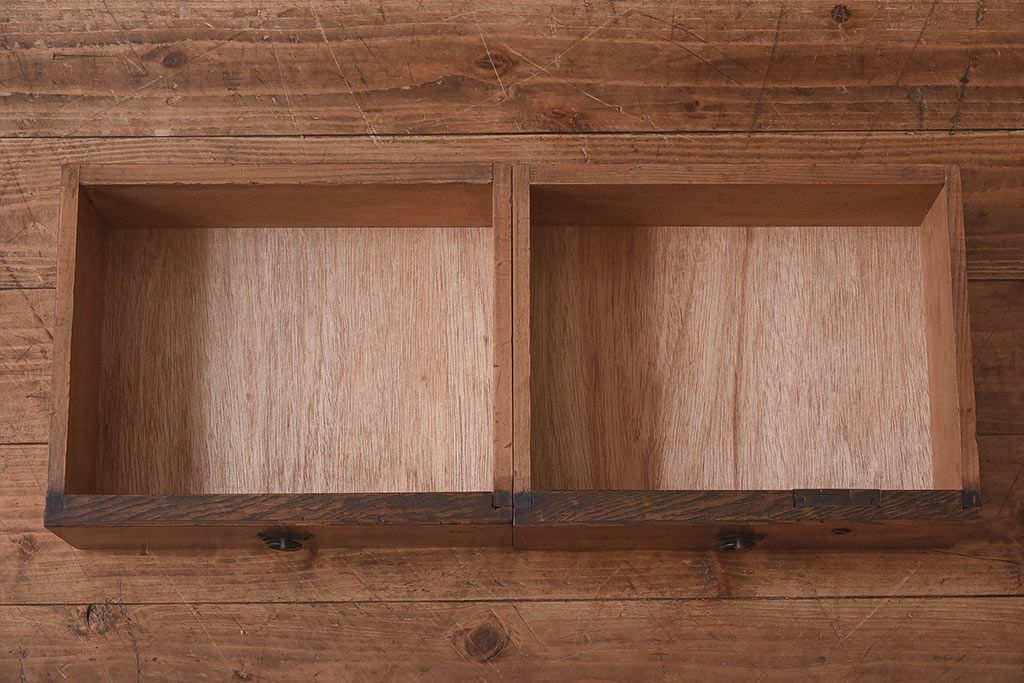 アンティーク家具　大正ロマン　当時物色ガラス　モダンな扉のデザインが目を惹く本箱(収納棚、キャビネット)