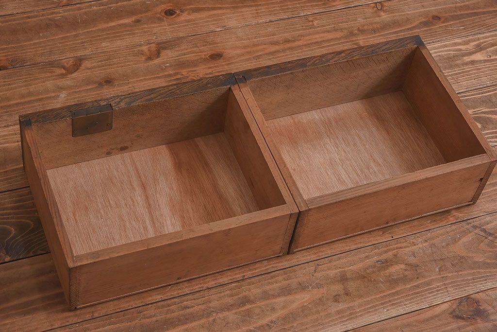 アンティーク家具　大正ロマン　当時物色ガラス　モダンな扉のデザインが目を惹く本箱(収納棚、キャビネット)