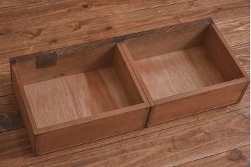 アンティーク家具　大正ロマン　当時物色ガラス　モダンな扉のデザインが目を惹く本箱(収納棚、キャビネット)