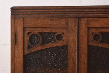 アンティーク家具　大正ロマン　当時物色ガラス　モダンな扉のデザインが目を惹く本箱(収納棚、キャビネット)