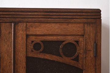 アンティーク家具　大正ロマン　当時物色ガラス　モダンな扉のデザインが目を惹く本箱(収納棚、キャビネット)