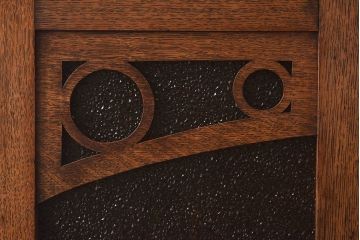 アンティーク家具　大正ロマン　当時物色ガラス　モダンな扉のデザインが目を惹く本箱(収納棚、キャビネット)