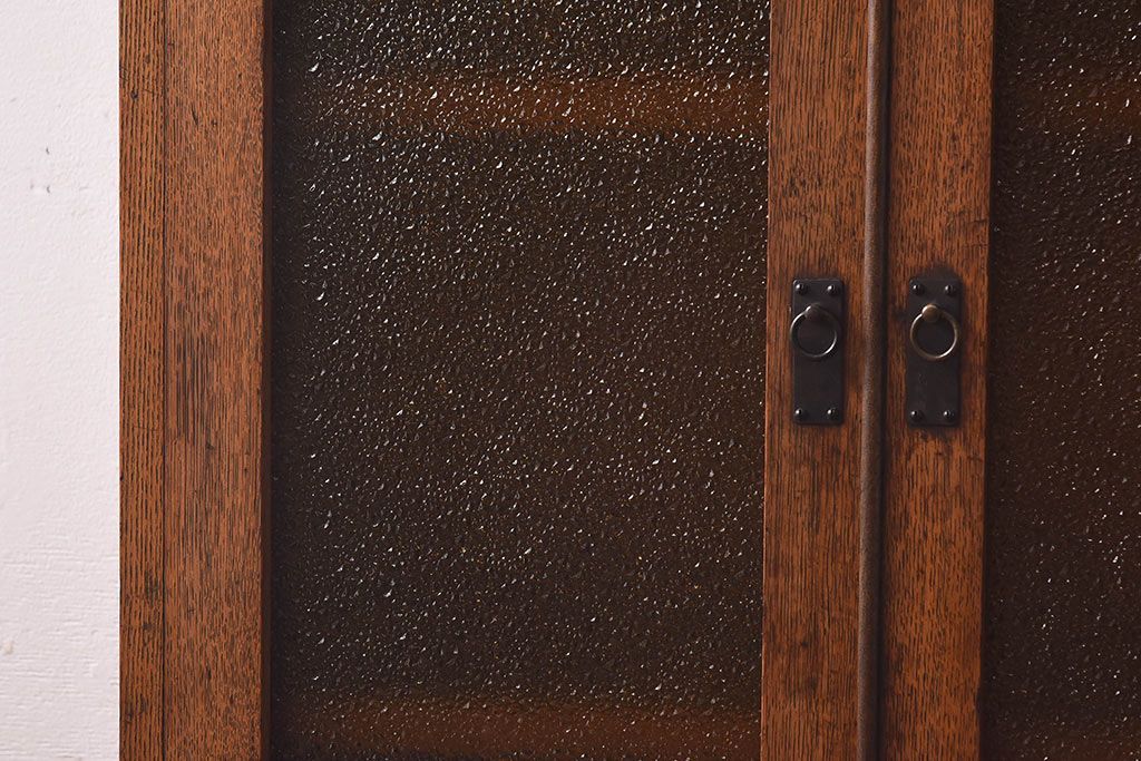 アンティーク家具　大正ロマン　当時物色ガラス　モダンな扉のデザインが目を惹く本箱(収納棚、キャビネット)