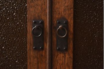 アンティーク家具　大正ロマン　当時物色ガラス　モダンな扉のデザインが目を惹く本箱(収納棚、キャビネット)