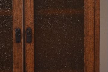 アンティーク家具　大正ロマン　当時物色ガラス　モダンな扉のデザインが目を惹く本箱(収納棚、キャビネット)