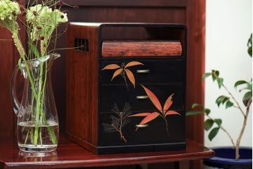 アンティーク雑貨　和製アンティーク　前面漆塗り・蒔絵　総桐材　文箱付きの高級小引き出し(小物収納)