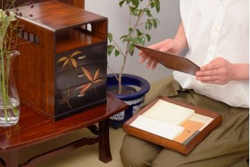アンティーク雑貨　和製アンティーク　前面漆塗り・蒔絵　総桐材　文箱付きの高級小引き出し(小物収納)