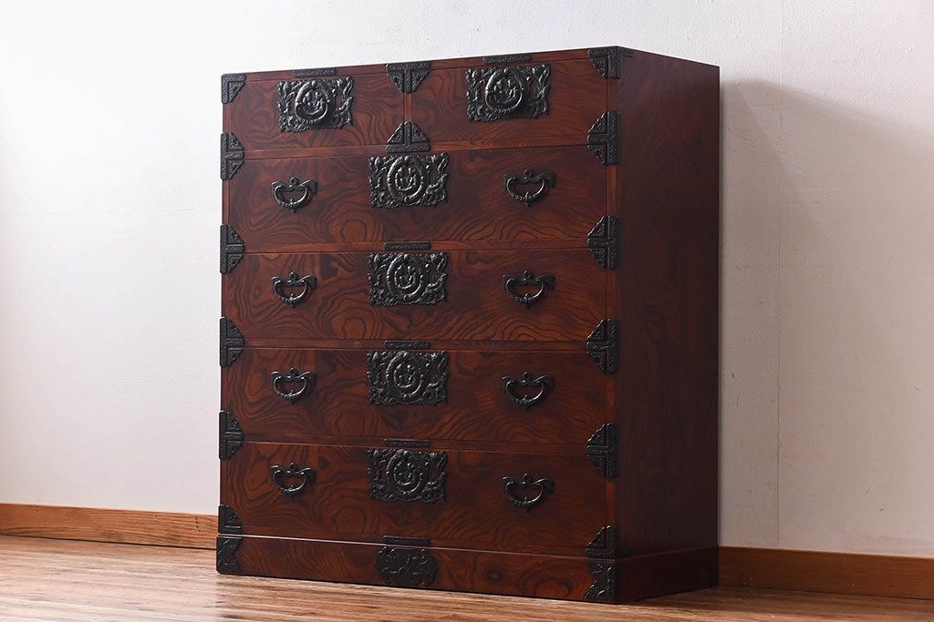 【S様ご決済用】中古美品　伝統民芸家具　岩谷堂箪笥　南部鉄器の繊細な意匠が目を引くチェスト(衣装箪笥、引き出し)(定価約42万円)