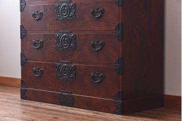 【S様ご決済用】中古美品　伝統民芸家具　岩谷堂箪笥　南部鉄器の繊細な意匠が目を引くチェスト(衣装箪笥、引き出し)(定価約42万円)