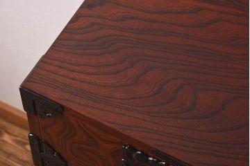 【S様ご決済用】中古美品　伝統民芸家具　岩谷堂箪笥　南部鉄器の繊細な意匠が目を引くチェスト(衣装箪笥、引き出し)(定価約42万円)