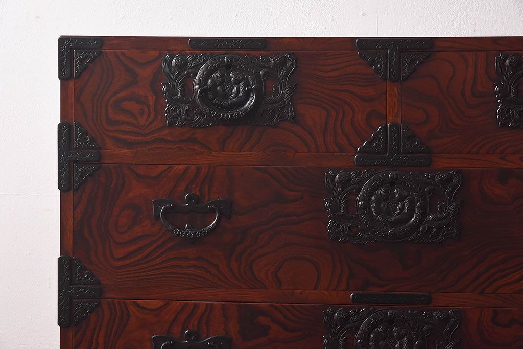 【S様ご決済用】中古美品　伝統民芸家具　岩谷堂箪笥　南部鉄器の繊細な意匠が目を引くチェスト(衣装箪笥、引き出し)(定価約42万円)