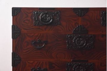 【S様ご決済用】中古美品　伝統民芸家具　岩谷堂箪笥　南部鉄器の繊細な意匠が目を引くチェスト(衣装箪笥、引き出し)(定価約42万円)