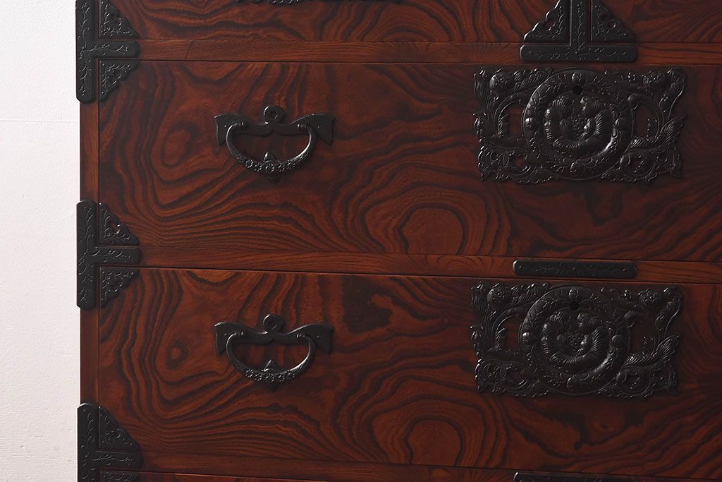 【S様ご決済用】中古美品　伝統民芸家具　岩谷堂箪笥　南部鉄器の繊細な意匠が目を引くチェスト(衣装箪笥、引き出し)(定価約42万円)
