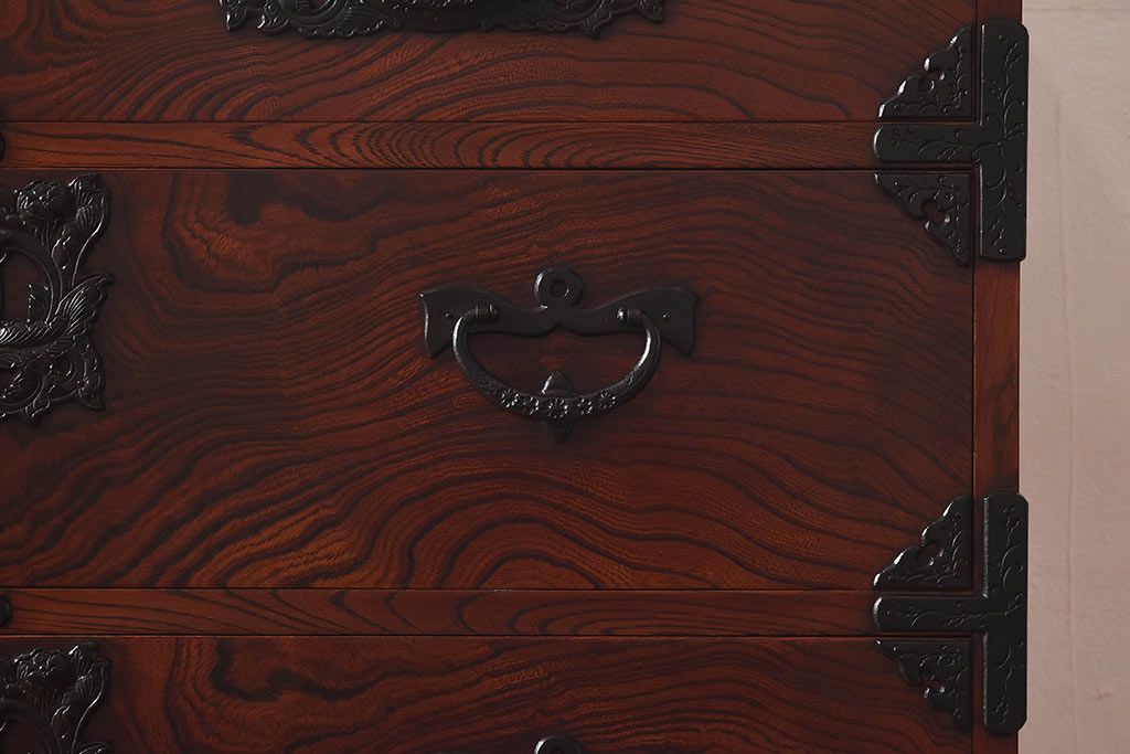 【S様ご決済用】中古美品　伝統民芸家具　岩谷堂箪笥　南部鉄器の繊細な意匠が目を引くチェスト(衣装箪笥、引き出し)(定価約42万円)