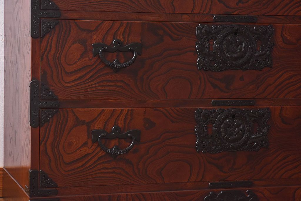 【S様ご決済用】中古美品　伝統民芸家具　岩谷堂箪笥　南部鉄器の繊細な意匠が目を引くチェスト(衣装箪笥、引き出し)(定価約42万円)