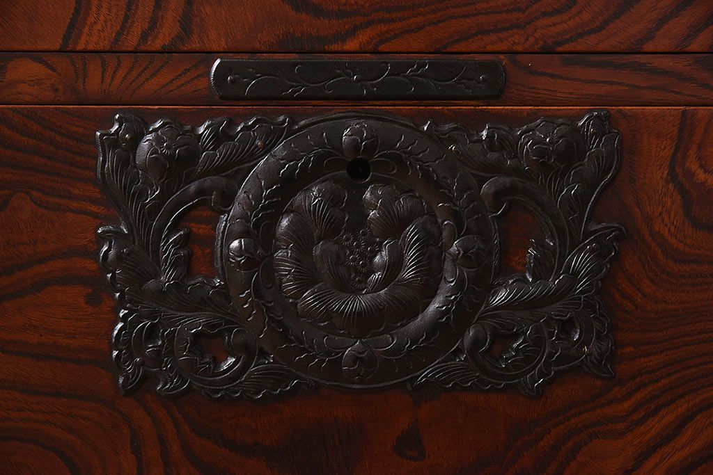 【S様ご決済用】中古美品　伝統民芸家具　岩谷堂箪笥　南部鉄器の繊細な意匠が目を引くチェスト(衣装箪笥、引き出し)(定価約42万円)