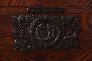 【S様ご決済用】中古美品　伝統民芸家具　岩谷堂箪笥　南部鉄器の繊細な意匠が目を引くチェスト(衣装箪笥、引き出し)(定価約42万円)