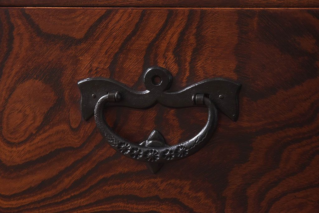 【S様ご決済用】中古美品　伝統民芸家具　岩谷堂箪笥　南部鉄器の繊細な意匠が目を引くチェスト(衣装箪笥、引き出し)(定価約42万円)