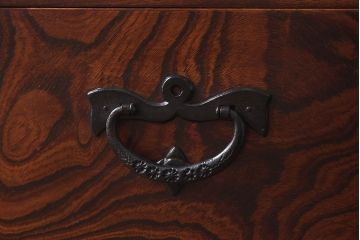 【S様ご決済用】中古美品　伝統民芸家具　岩谷堂箪笥　南部鉄器の繊細な意匠が目を引くチェスト(衣装箪笥、引き出し)(定価約42万円)