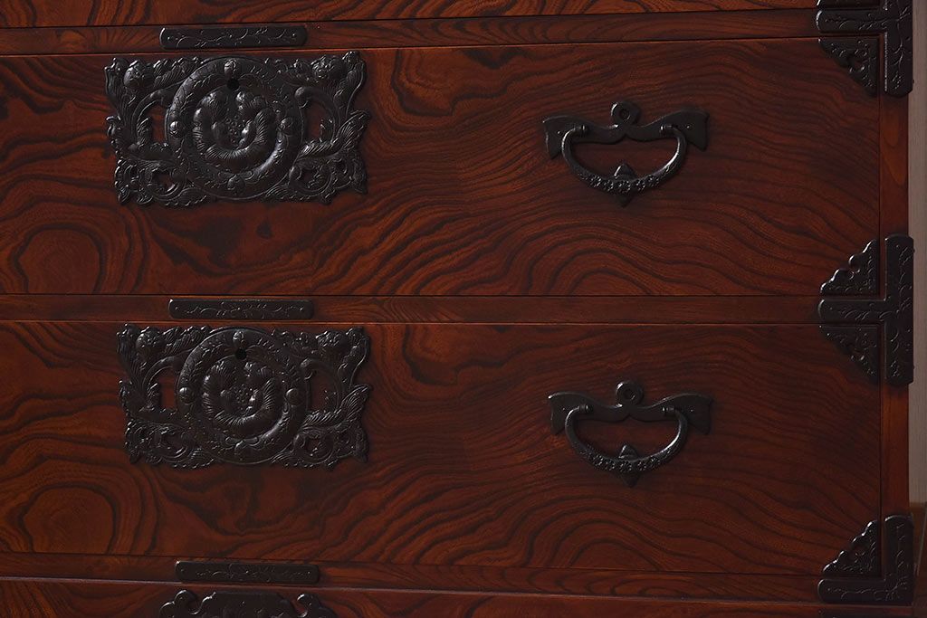 【S様ご決済用】中古美品　伝統民芸家具　岩谷堂箪笥　南部鉄器の繊細な意匠が目を引くチェスト(衣装箪笥、引き出し)(定価約42万円)