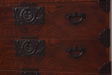 【S様ご決済用】中古美品　伝統民芸家具　岩谷堂箪笥　南部鉄器の繊細な意匠が目を引くチェスト(衣装箪笥、引き出し)(定価約42万円)