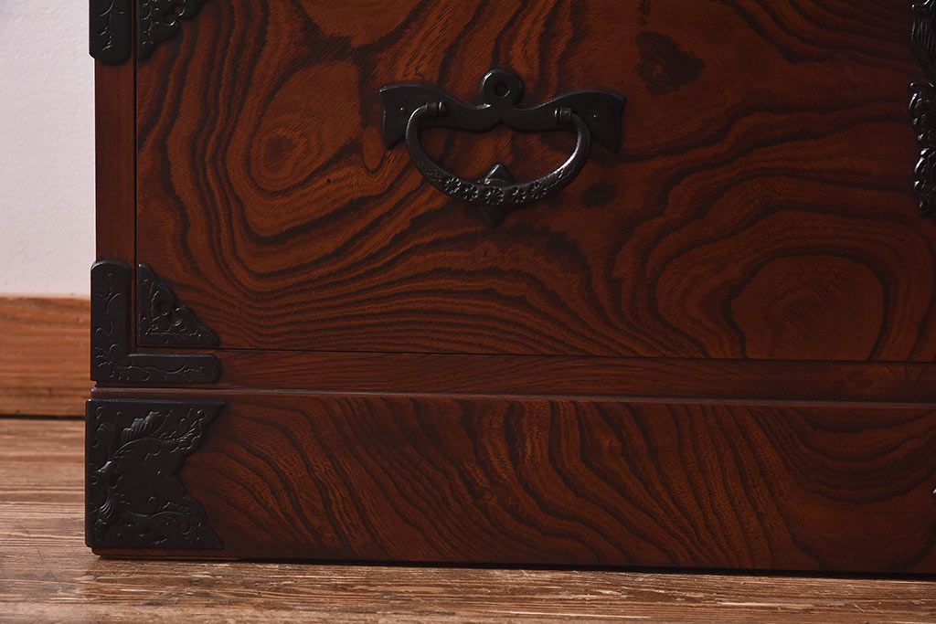 【S様ご決済用】中古美品　伝統民芸家具　岩谷堂箪笥　南部鉄器の繊細な意匠が目を引くチェスト(衣装箪笥、引き出し)(定価約42万円)