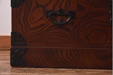 【S様ご決済用】中古美品　伝統民芸家具　岩谷堂箪笥　南部鉄器の繊細な意匠が目を引くチェスト(衣装箪笥、引き出し)(定価約42万円)