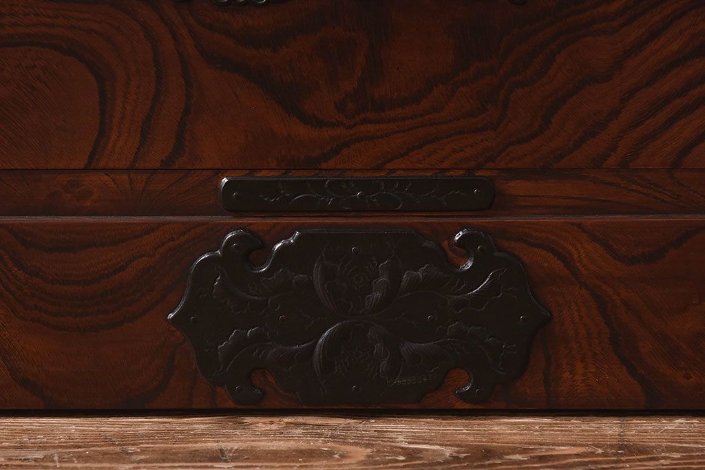 【S様ご決済用】中古美品　伝統民芸家具　岩谷堂箪笥　南部鉄器の繊細な意匠が目を引くチェスト(衣装箪笥、引き出し)(定価約42万円)