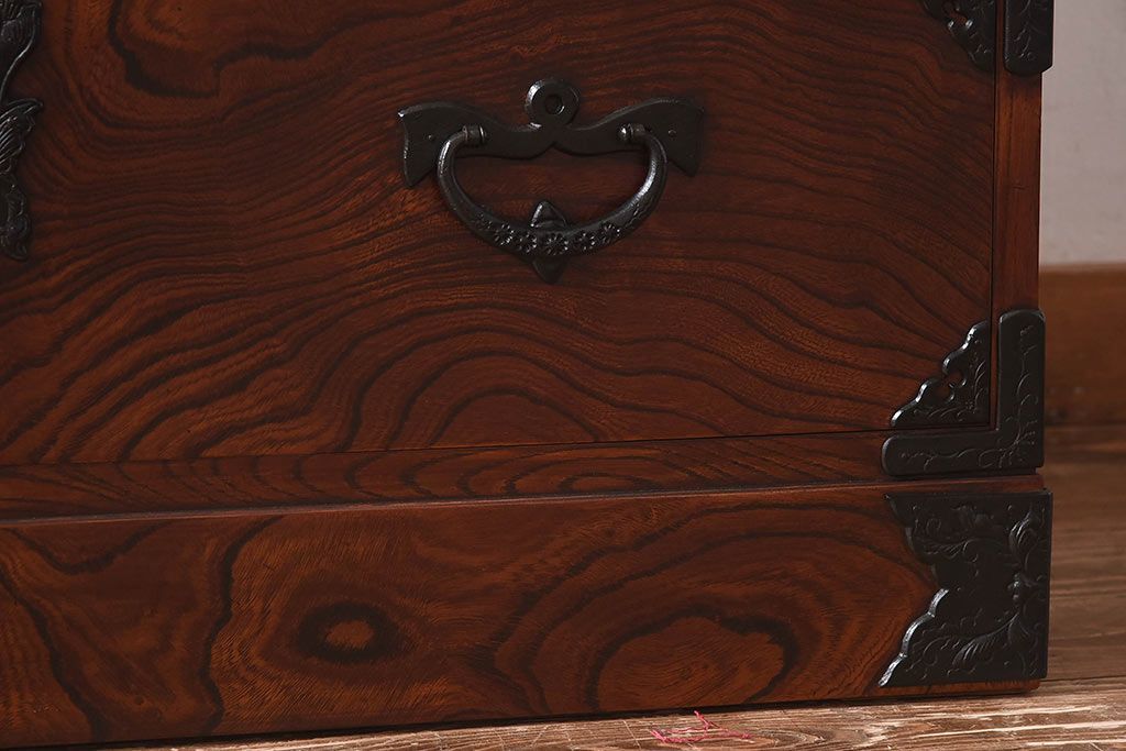【S様ご決済用】中古美品　伝統民芸家具　岩谷堂箪笥　南部鉄器の繊細な意匠が目を引くチェスト(衣装箪笥、引き出し)(定価約42万円)