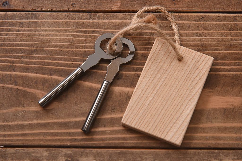 【S様ご決済用】中古美品　伝統民芸家具　岩谷堂箪笥　南部鉄器の繊細な意匠が目を引くチェスト(衣装箪笥、引き出し)(定価約42万円)