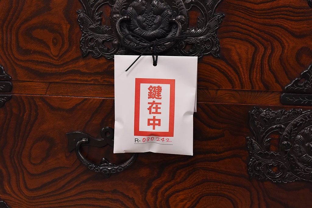 【S様ご決済用】中古美品　伝統民芸家具　岩谷堂箪笥　南部鉄器の繊細な意匠が目を引くチェスト(衣装箪笥、引き出し)(定価約42万円)